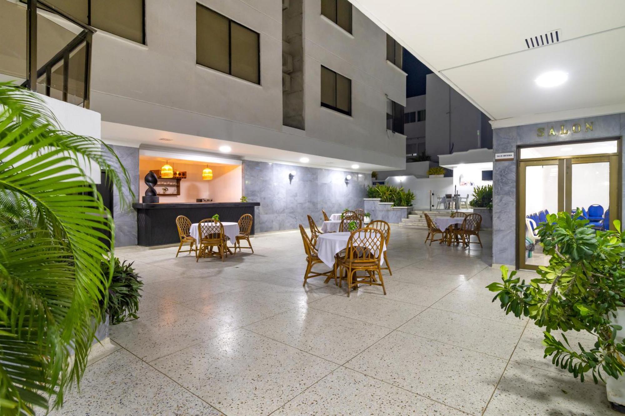 Hotel Axis Inn By Geh Suites — Photos 1